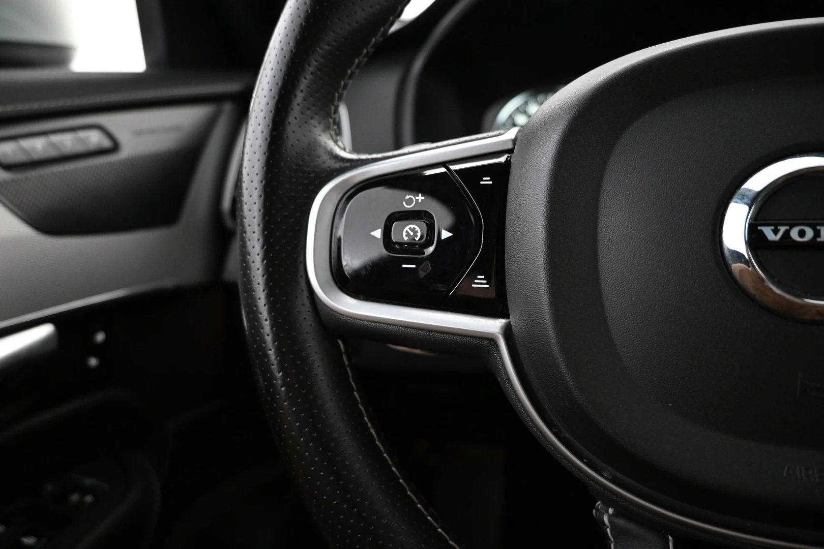 Car Image - OA0GS9tcnkzoU4BYm9eBL
