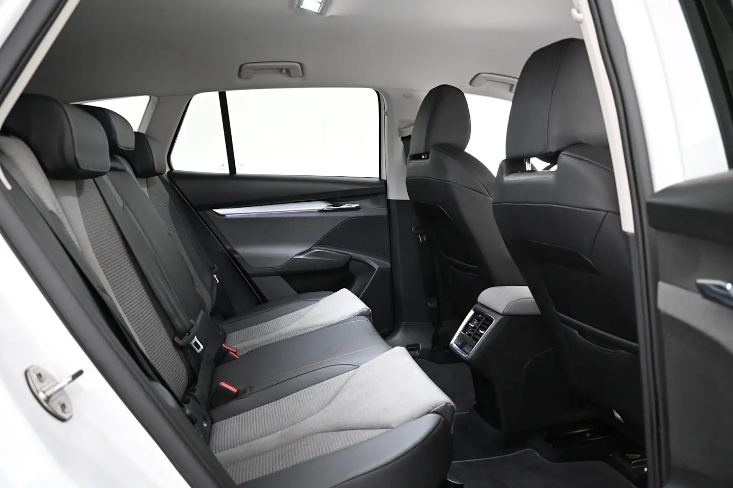 Car Image - 3b6N6TkxRVyVOzzWUcoWb6
