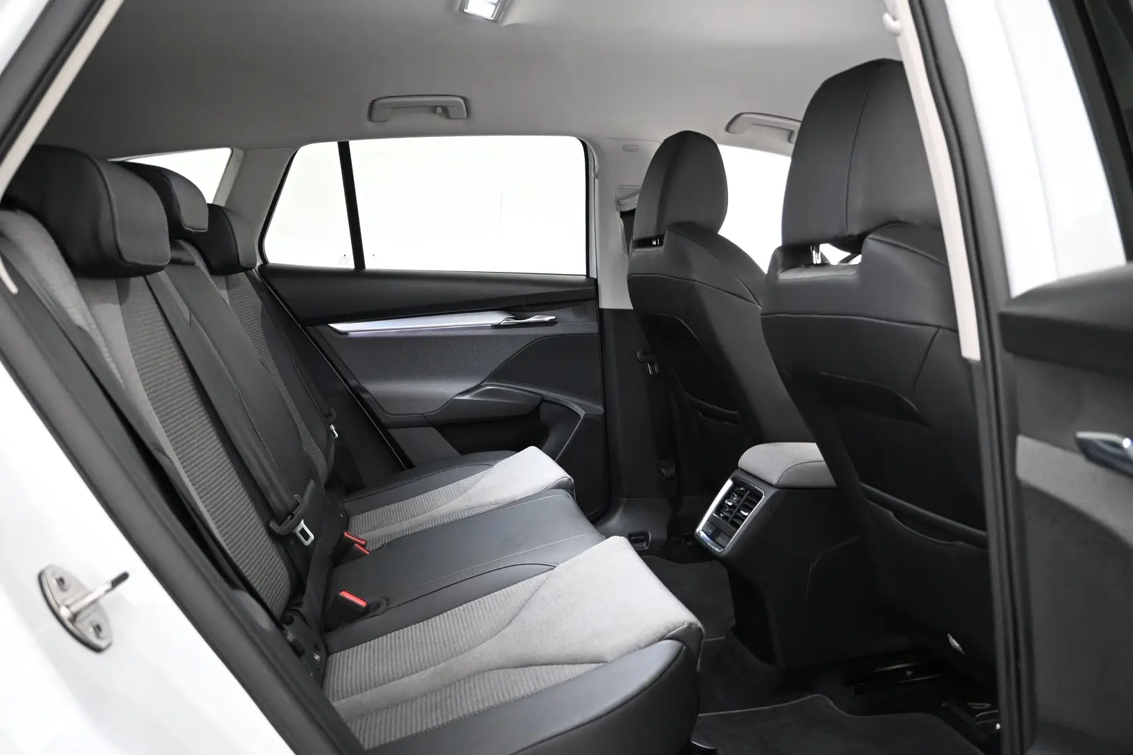 Car Image - 3b6N6TkxRVyVOzzWUcoWb6
