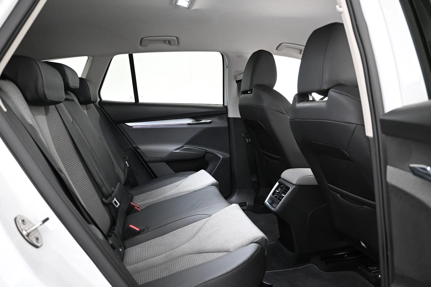 Car Image - 3b6N6TkxRVyVOzzWUcoWb6