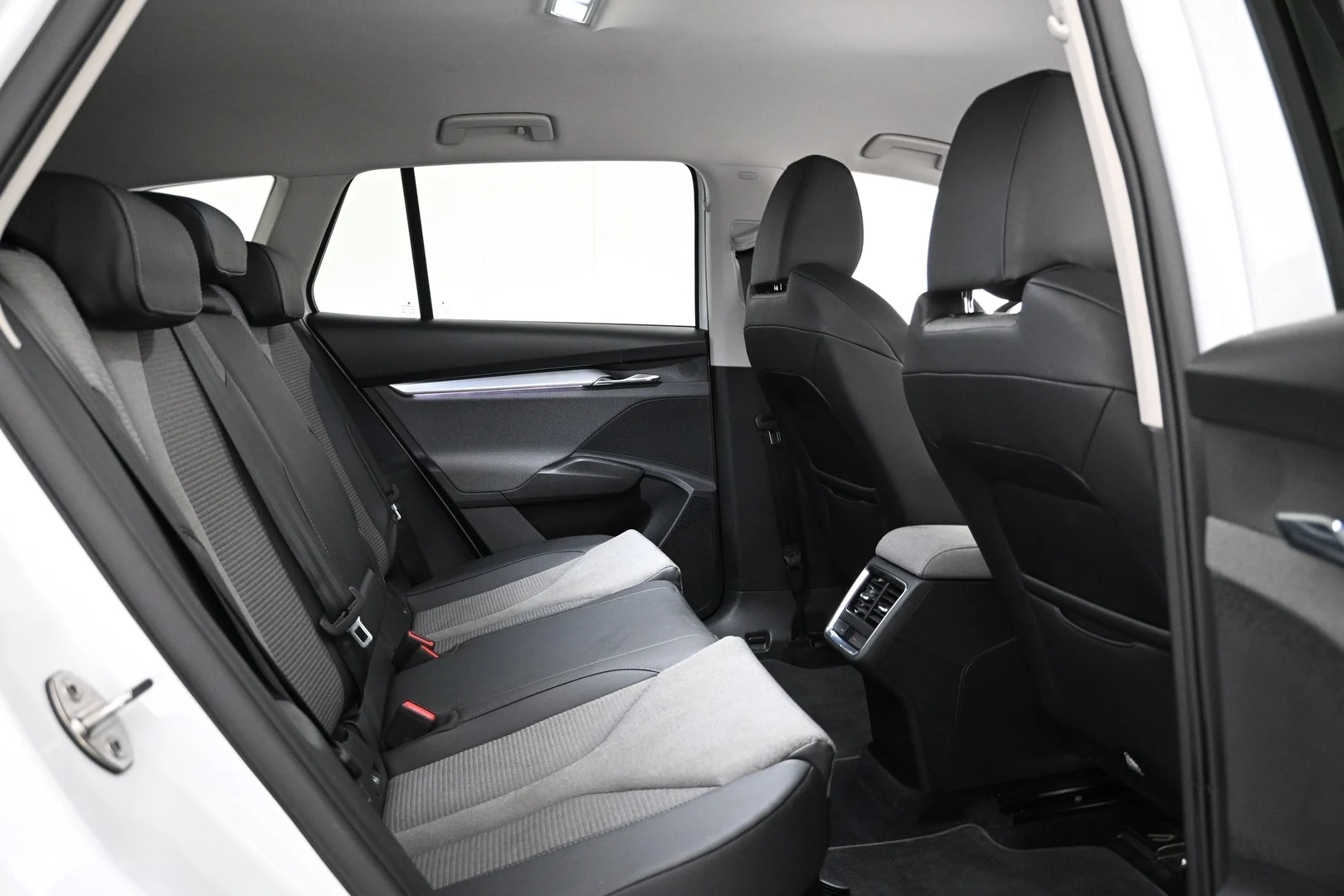 Car Image - 3b6N6TkxRVyVOzzWUcoWb6