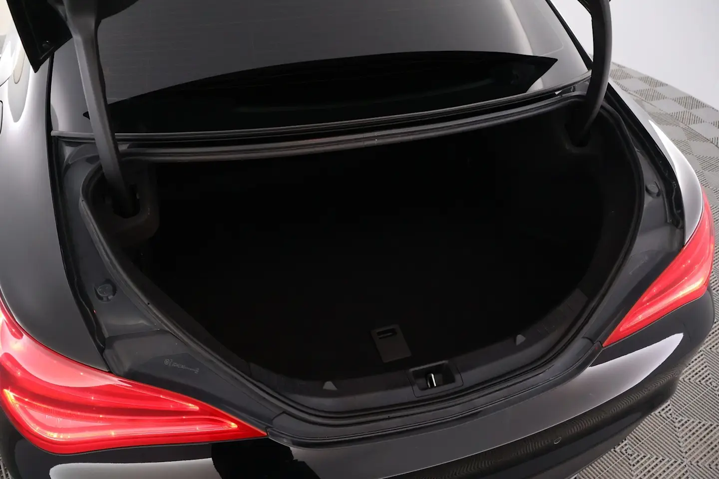 Car Image - 1DB176wg28Jr9Jg69QGBKD