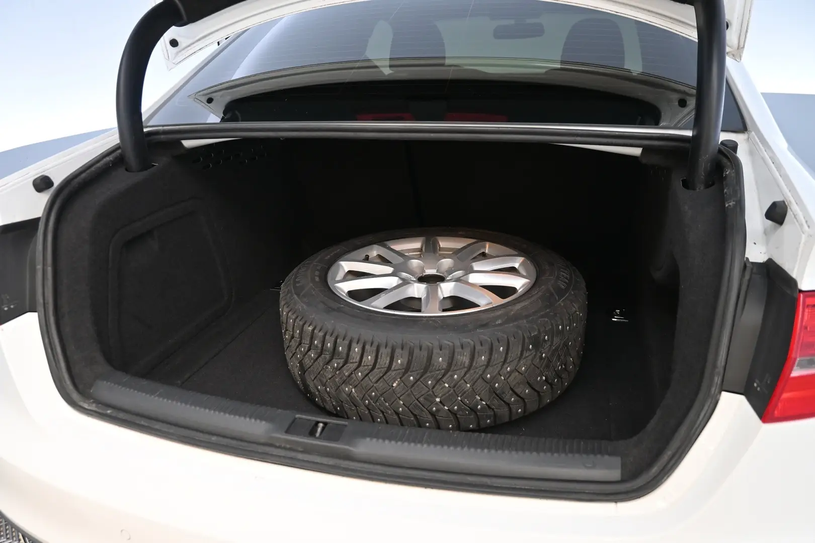 Car Image - 1hcHgq3bAax6OQIHC57EY2