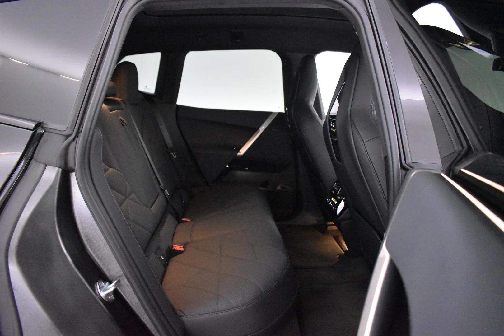 Car Image - 5i5NKg2obamddkplC18vmV