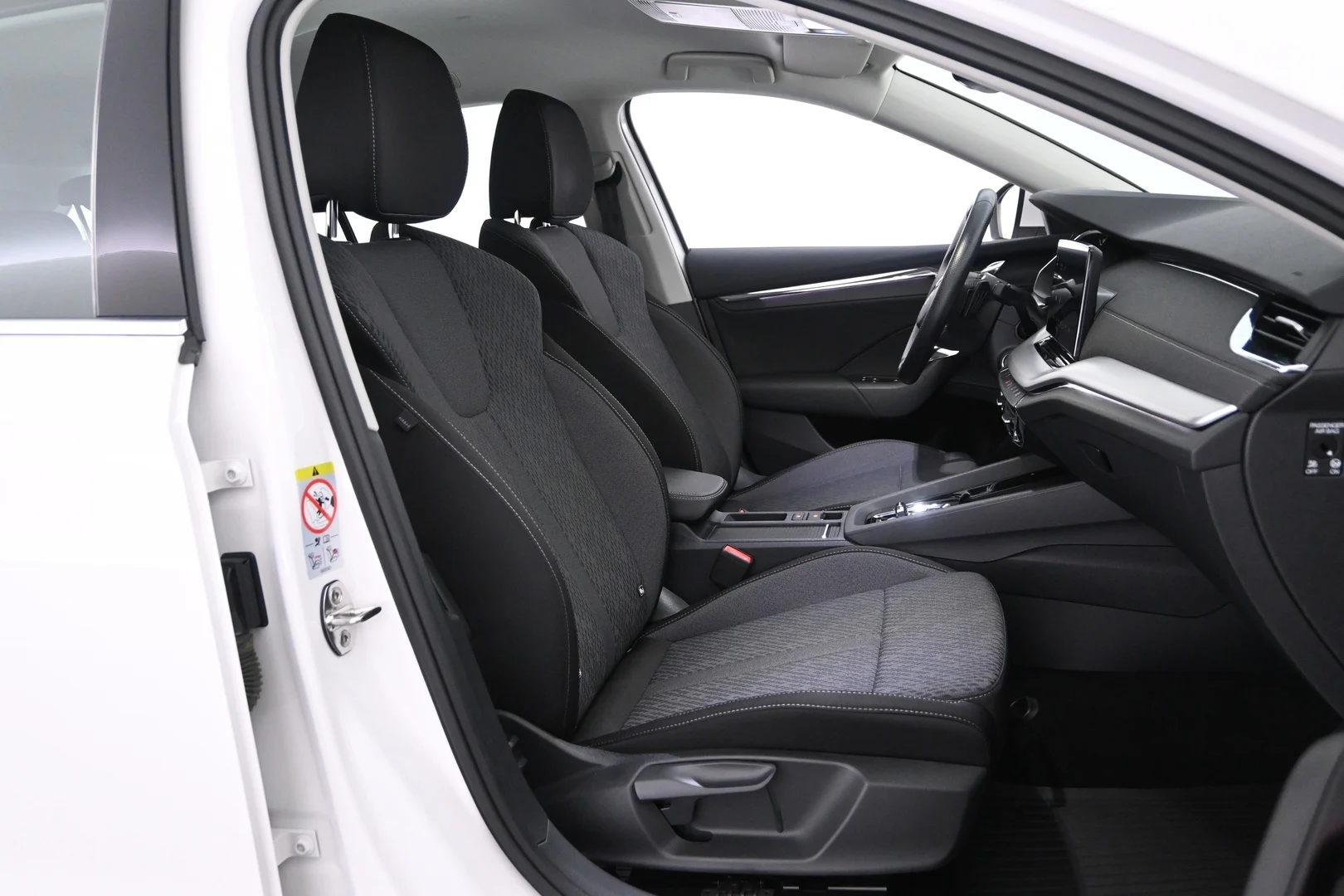 Car Image - rSIxdrZnENc5hO419iEYC