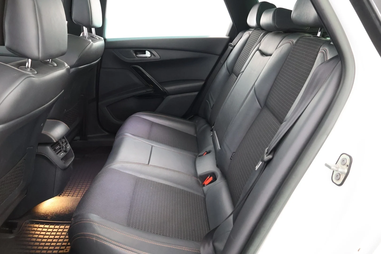 Car Image - 6wFLSK8PsRvrGyzjXXopZo