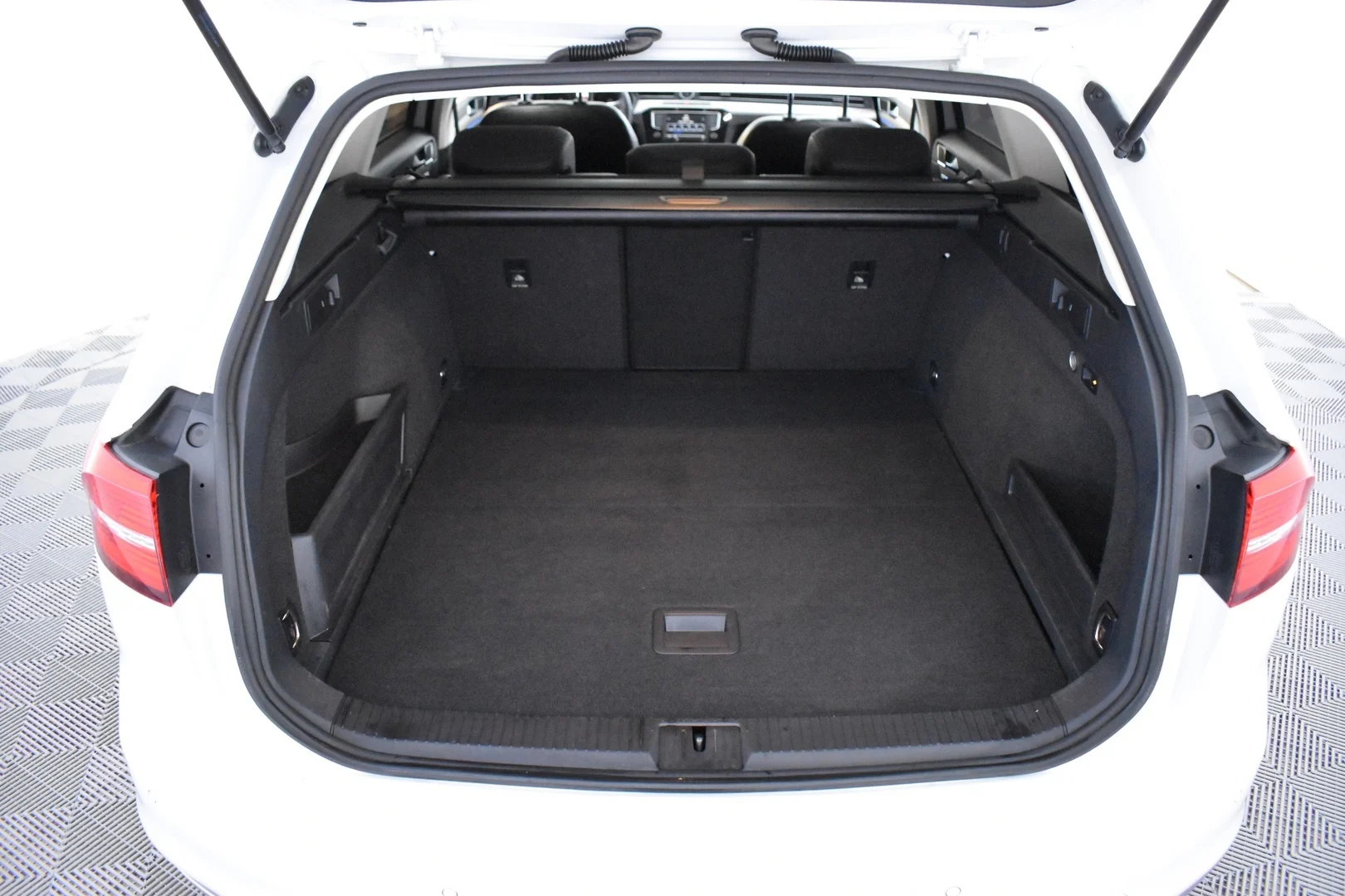 Car Image - 4JEkLSfUhCy55F9Jp6czgc
