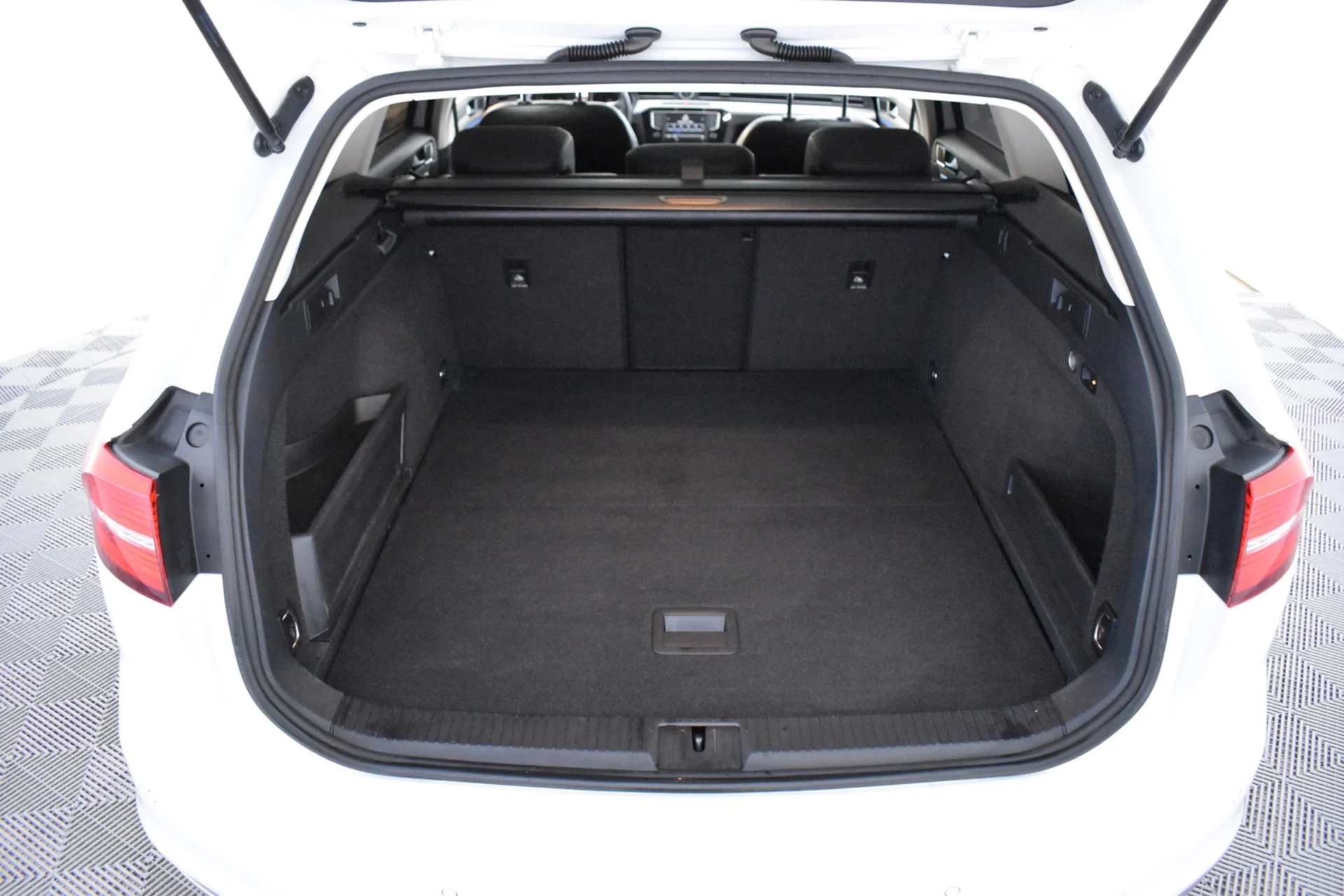 Car Image - 4JEkLSfUhCy55F9Jp6czgc