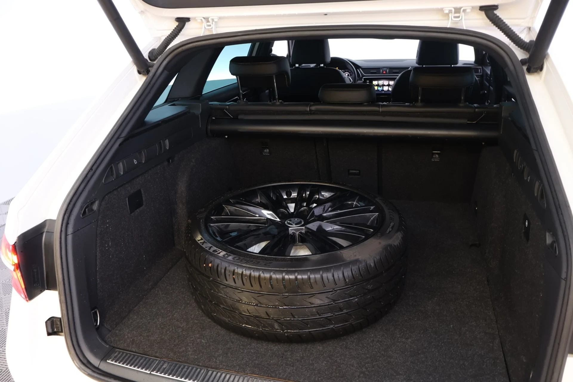 Car Image - 1JFwhLFU8J4lS9lQuDmFN9