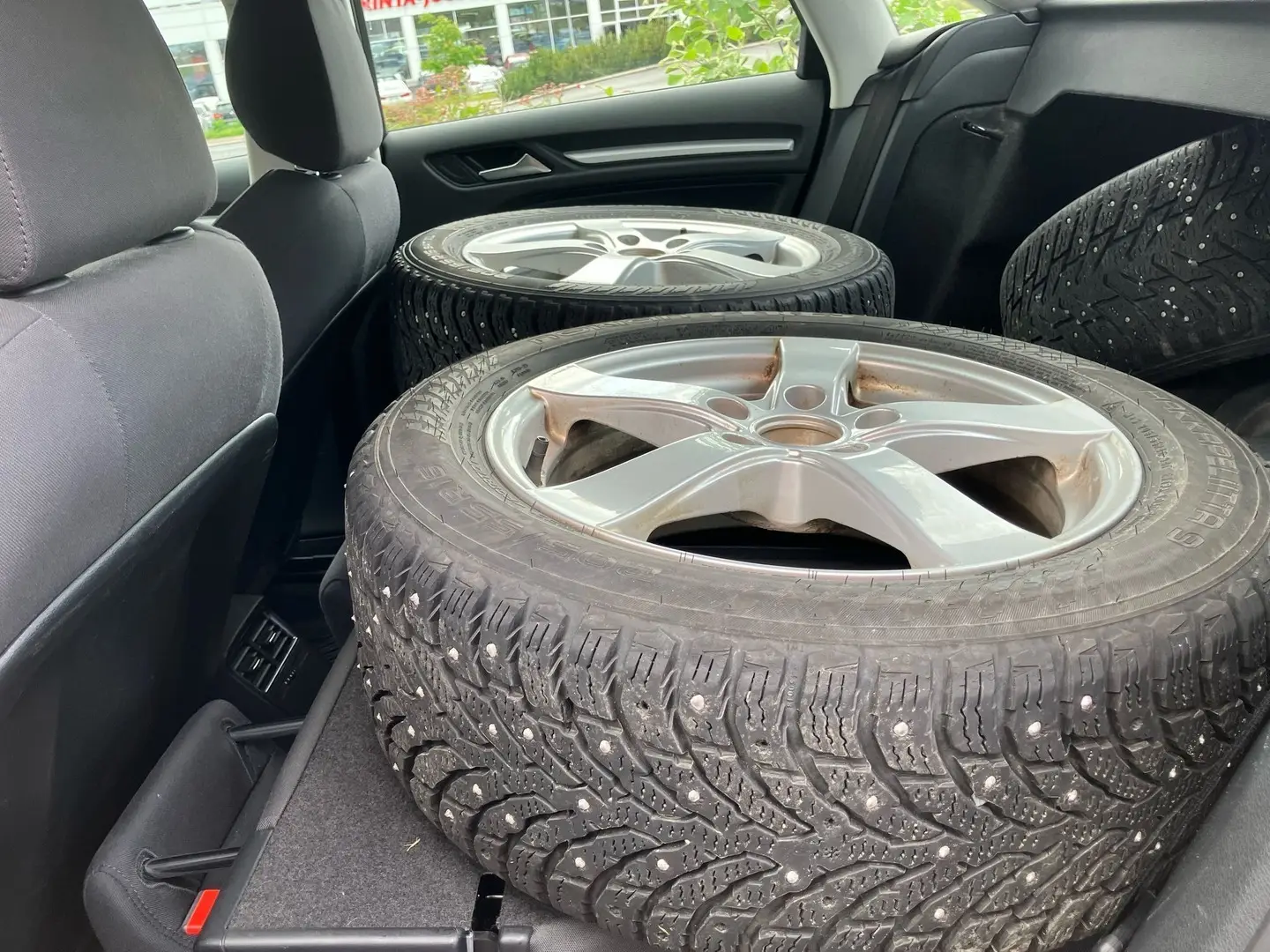 Car Image - REQR45s2q8q7ytJChAu4W