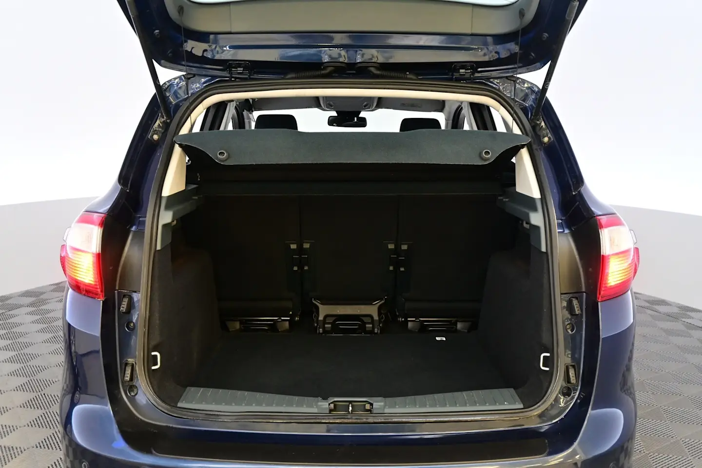 Car Image - 1YPF87xxJ1uHQbJpgtWgm2