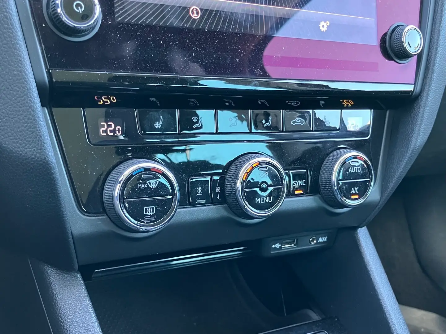 Car Image - ax1kbt9pET5mWjAp3eVt4