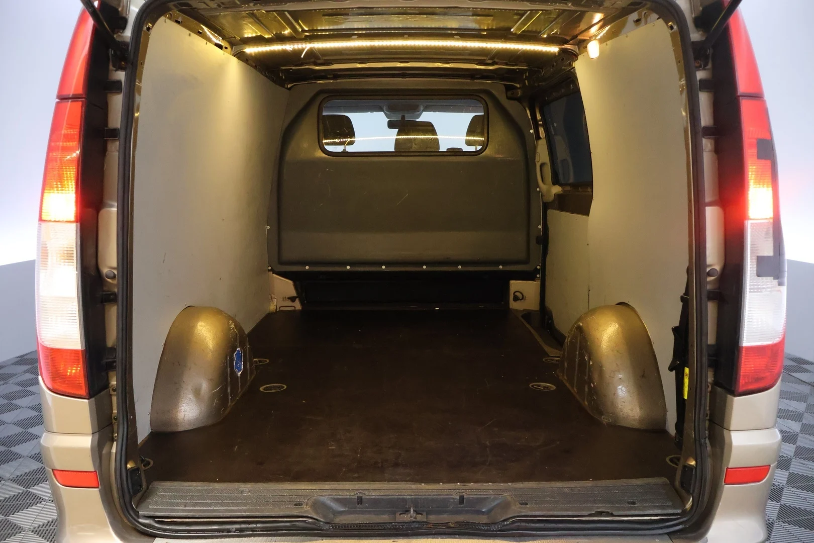 Car Image - 5v5NKyQSmq4sIOVHLGU6cL