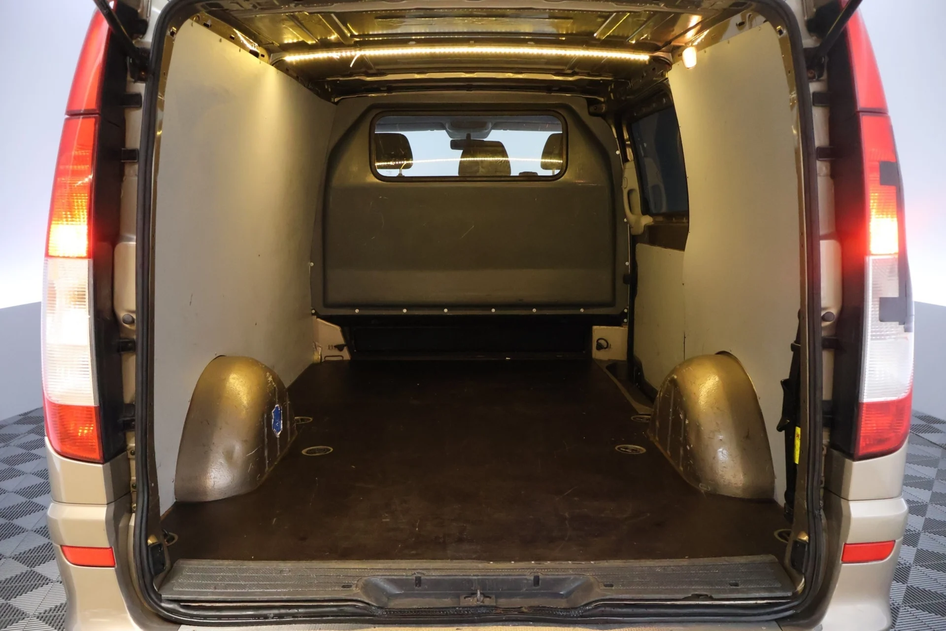 Car Image - 5v5NKyQSmq4sIOVHLGU6cL