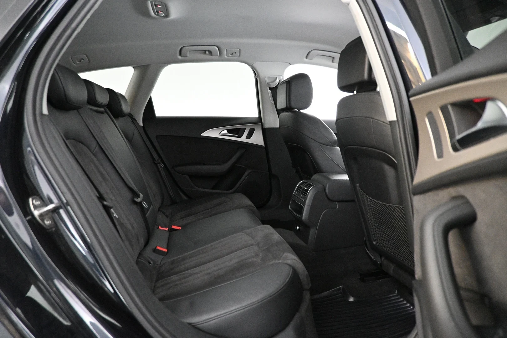 Car Image - 3Q2FsZDxp0vID2noj8DhUk