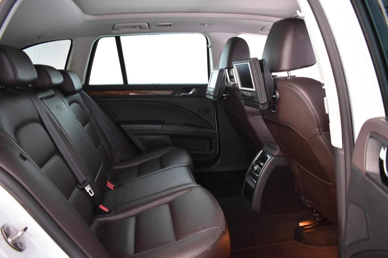 Car Image - MS4iWvbiEdivxwB4uEoip
