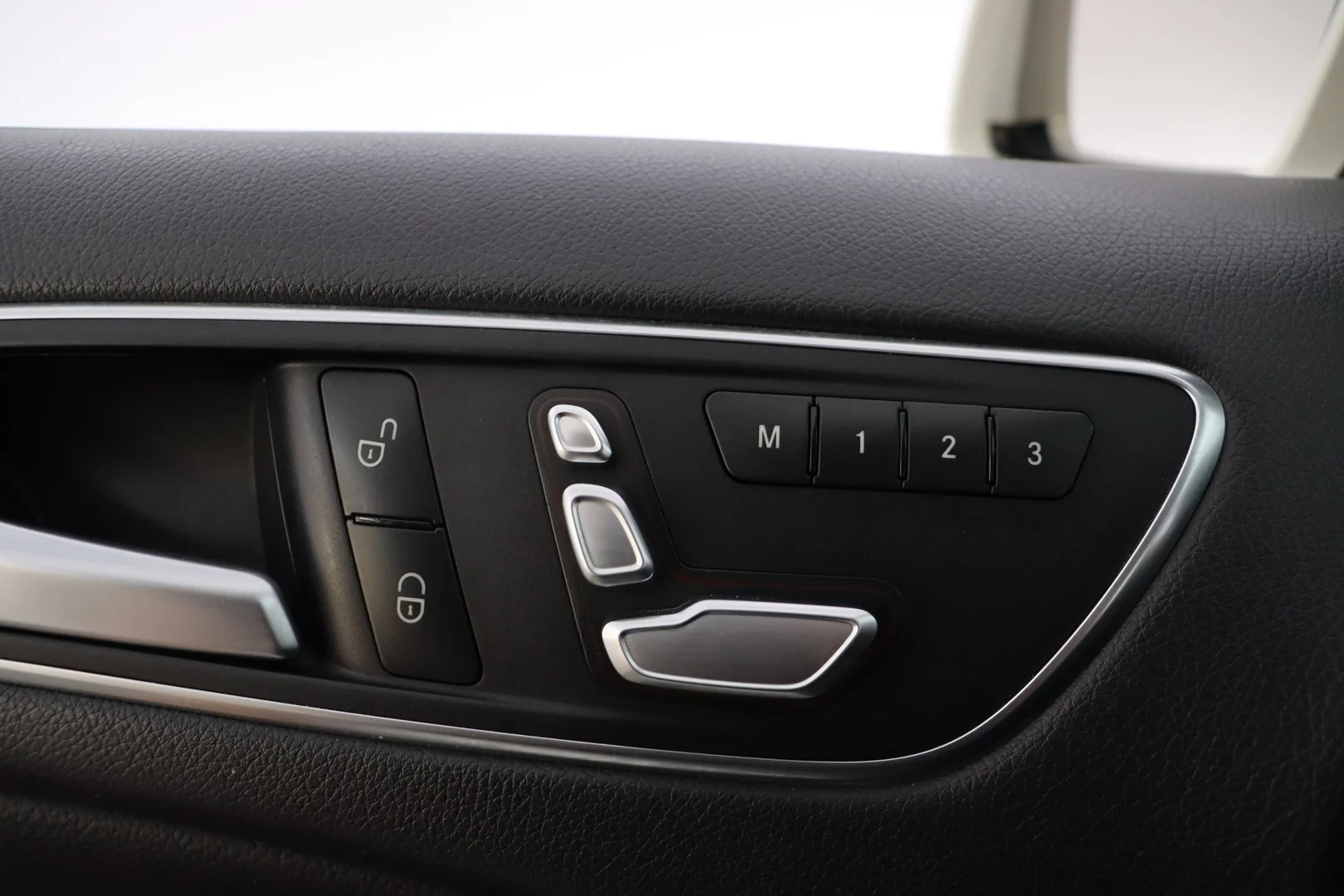 Car Image - 2Jb9mVvy8MAhboROXzbgMM