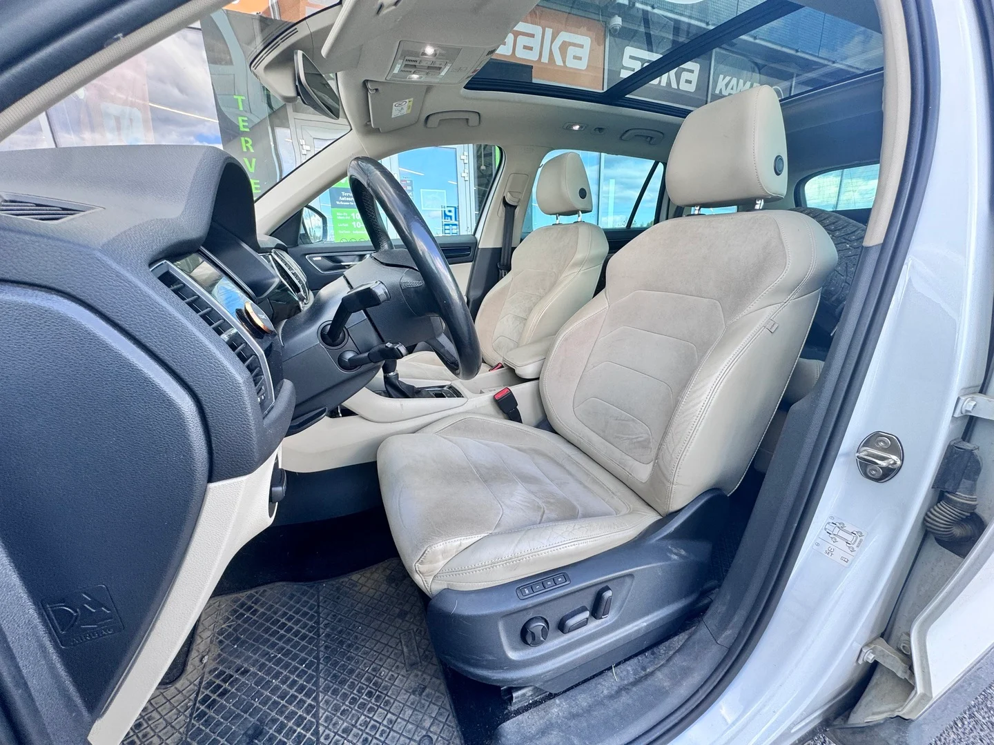 Car Image - 2lx2U9gZPkzSpSVUhiGk57