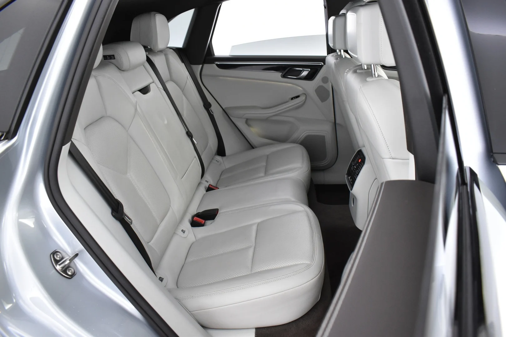 Car Image - 2bwZcDxeulxozHRIsW7MLT