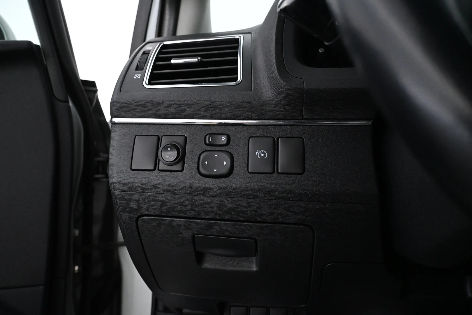 Car Image - 1NjIemOTeLSmUeL9CE1dx1