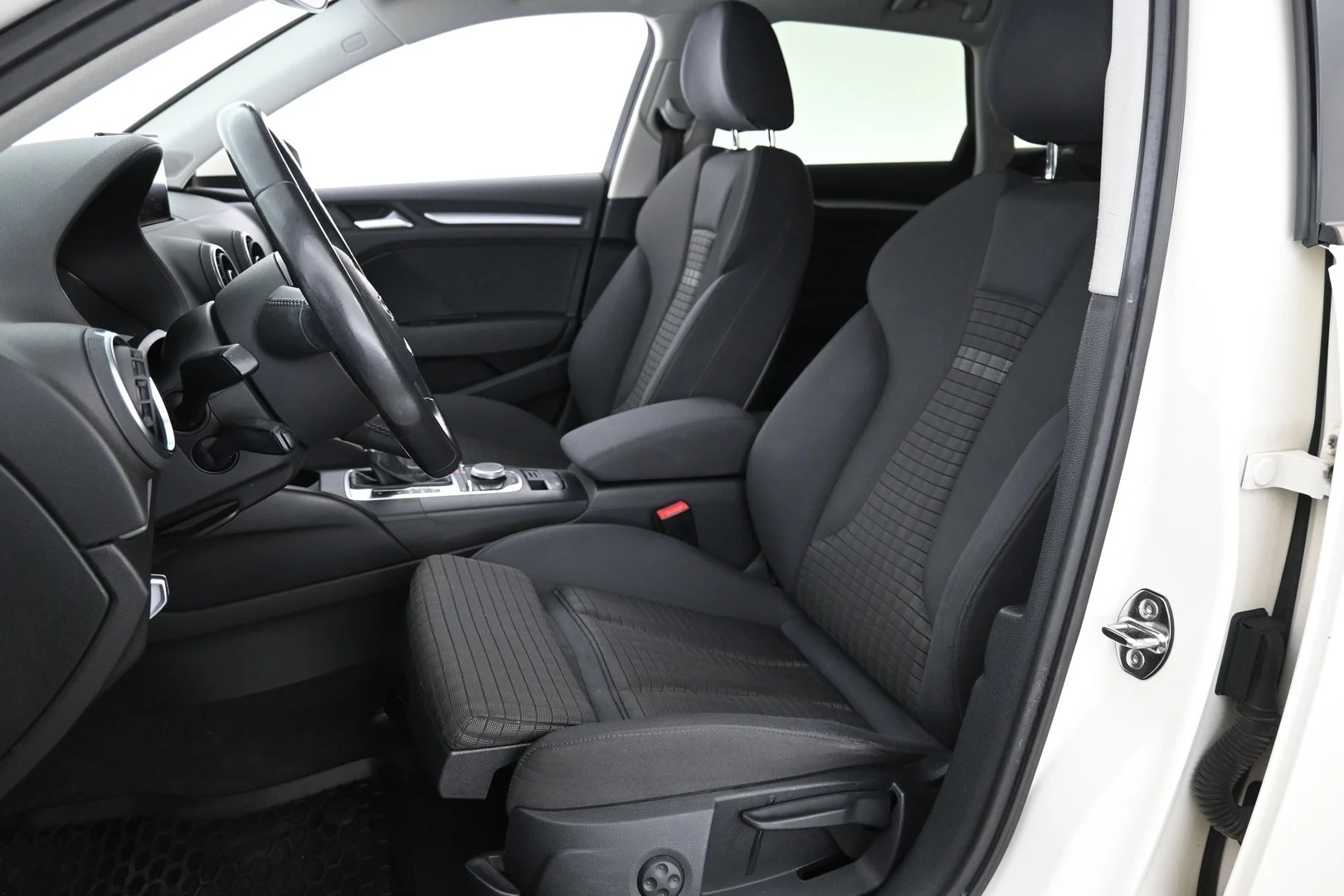 Car Image - 3iN2U7xZBCOVOSsQBewcqs