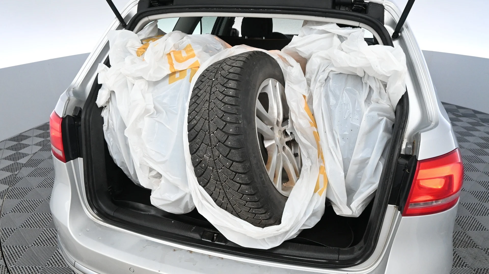 Car Image - 38GROhHzXZXUpXnC1DGRKk