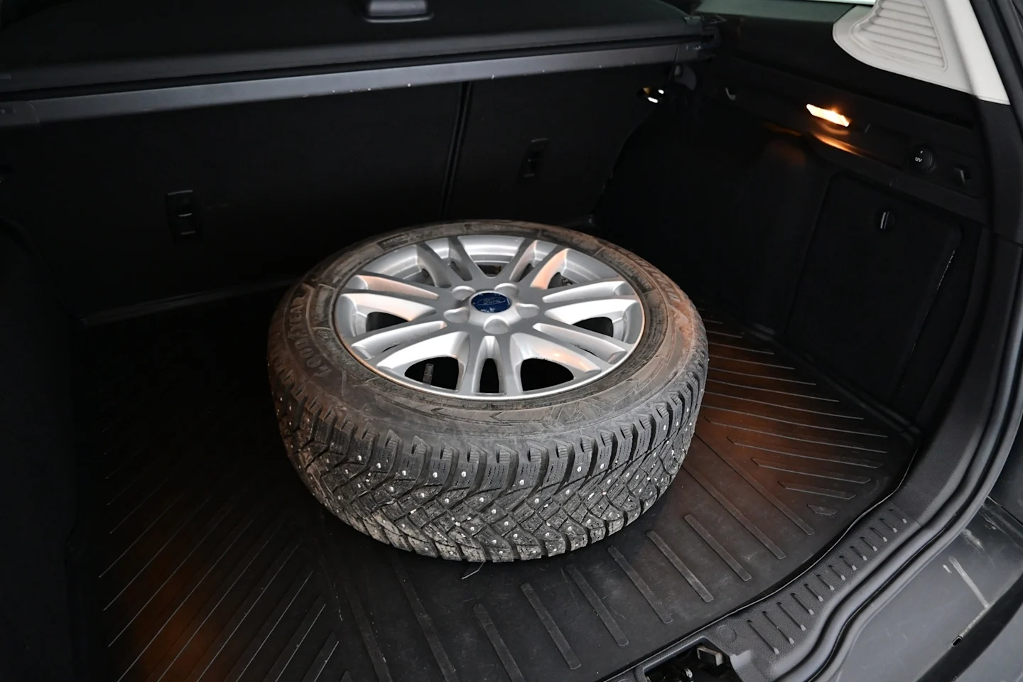 Car Image - 2ZD2vJ6o8XpgMciGWJkcWL
