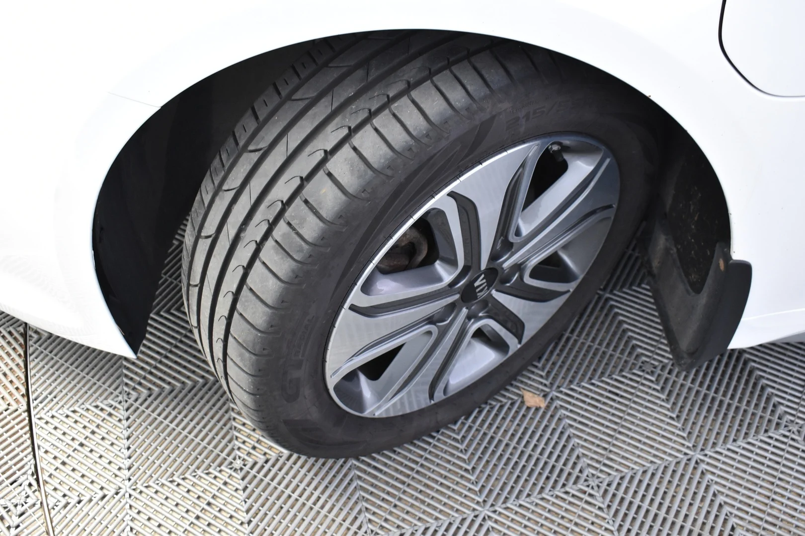 Car Image - 63sDiruQN9E2h88ctRZIrV