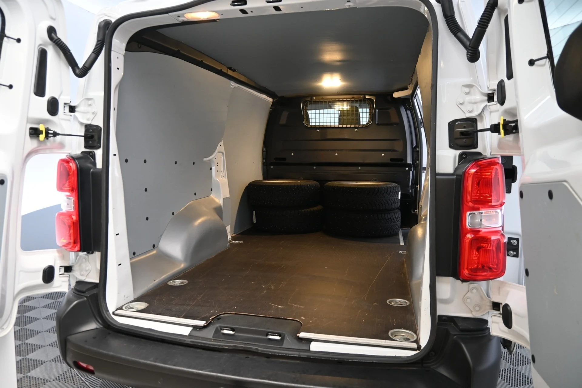 Car Image - 9EoCrdpPeERf2IDfE0FAm