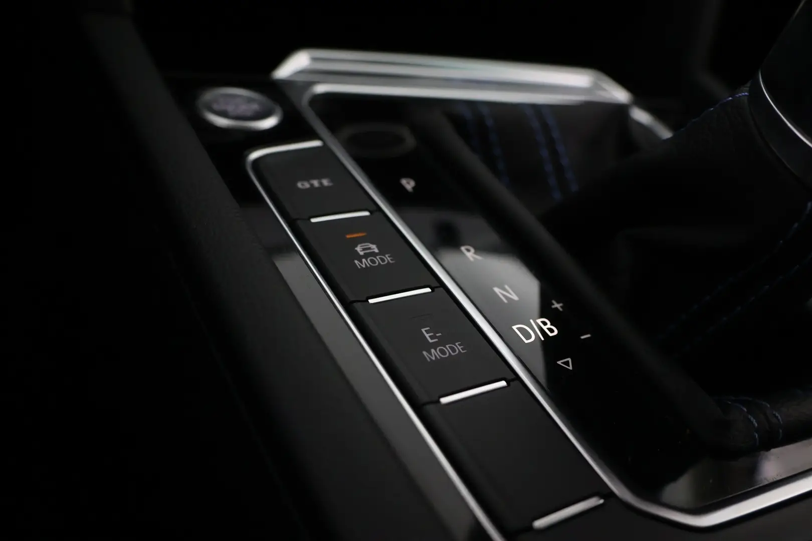 Car Image - lBR5ESRuWylDzrfegbe4F