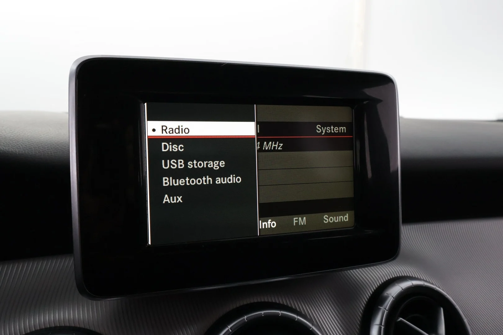 Car Image - 2iEUsmMLsqnWjBJxZsVyXl