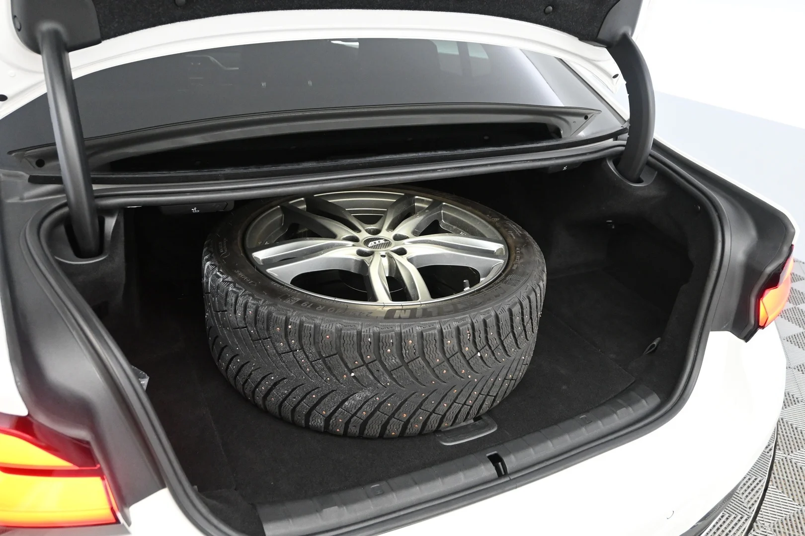 Car Image - 6b63mbPvKGqYAXgMSEgCKw
