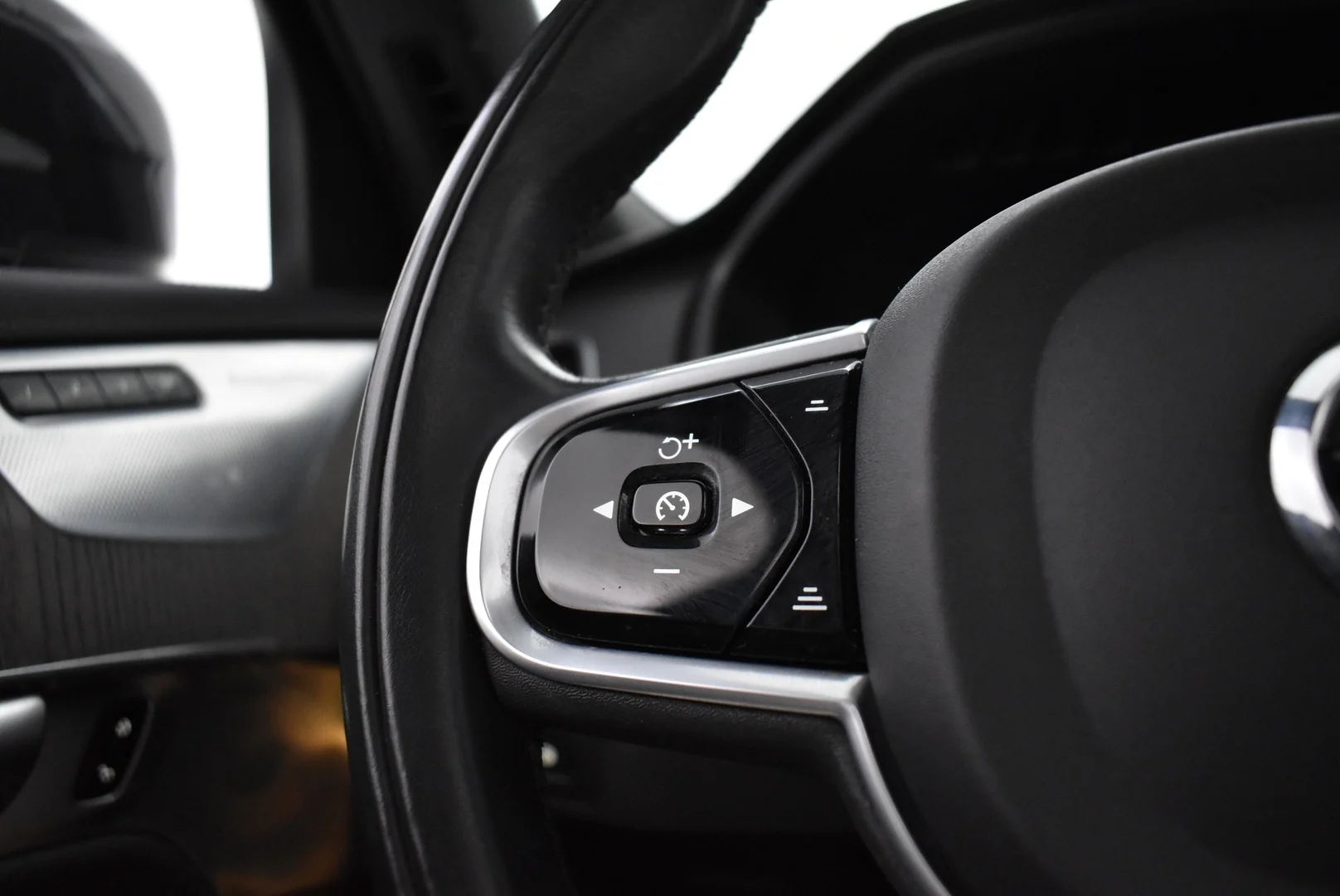 Car Image - 2Ky2hcMWNUhvbrDxqzSLZ6