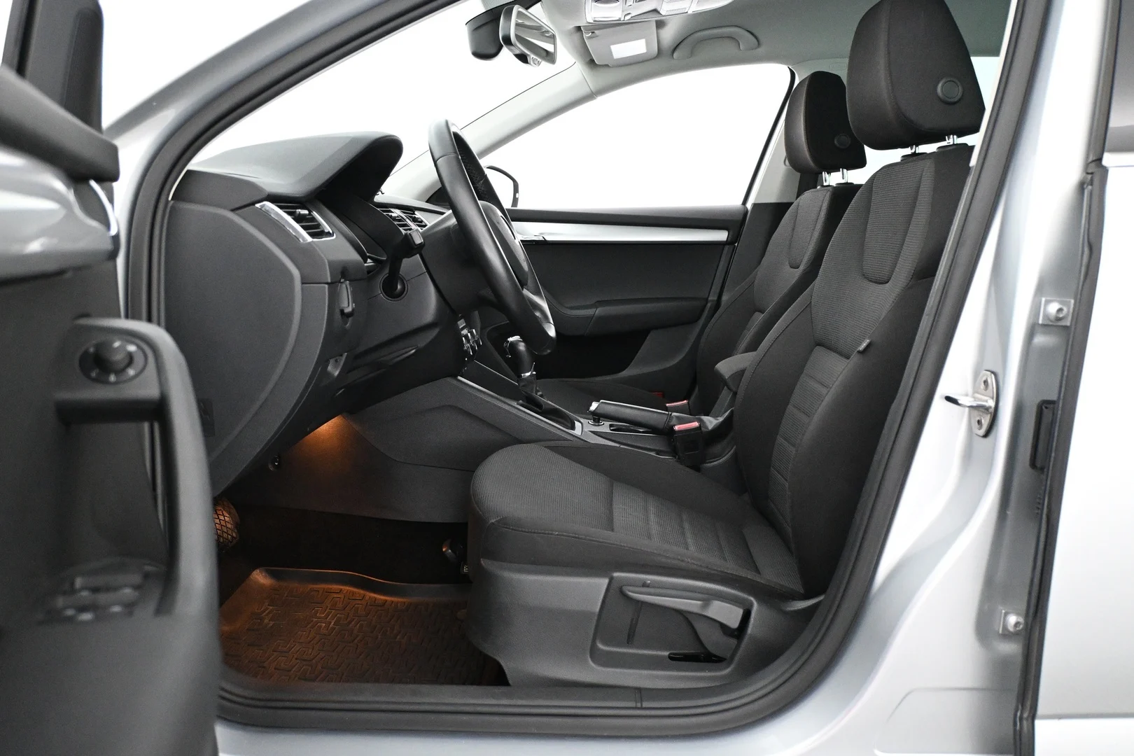 Car Image - 2O465bzTesB4YhpZYDkYqI