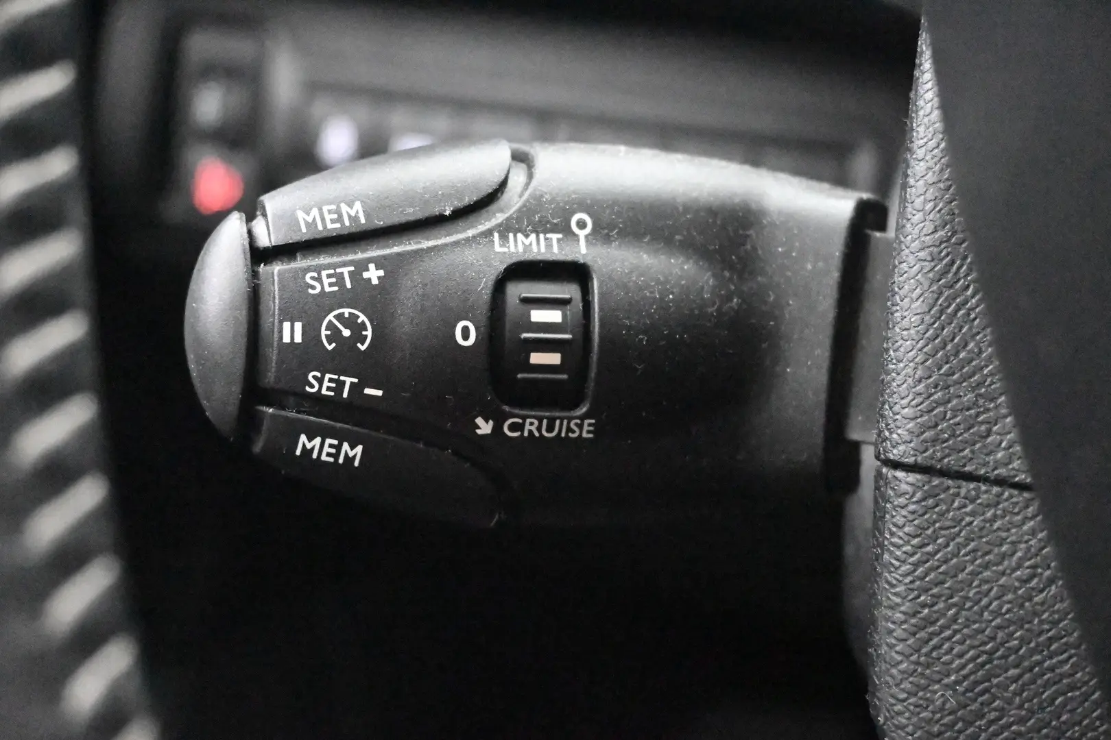 Car Image - 30VzJJF0S6Z4HvZj0SRFxu