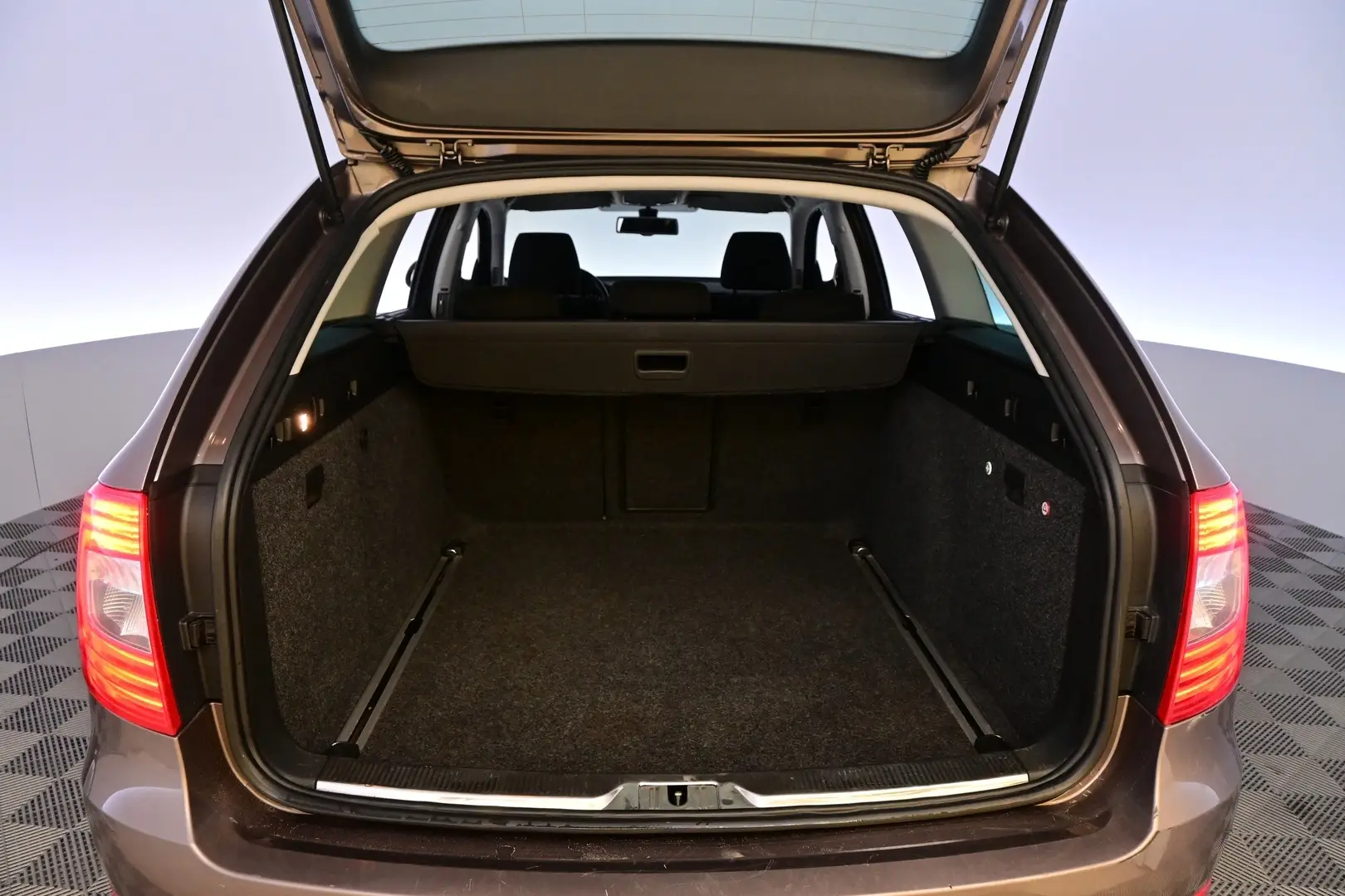 Car Image - 1WoLAcSRGTd6VGUvJvs6Ab