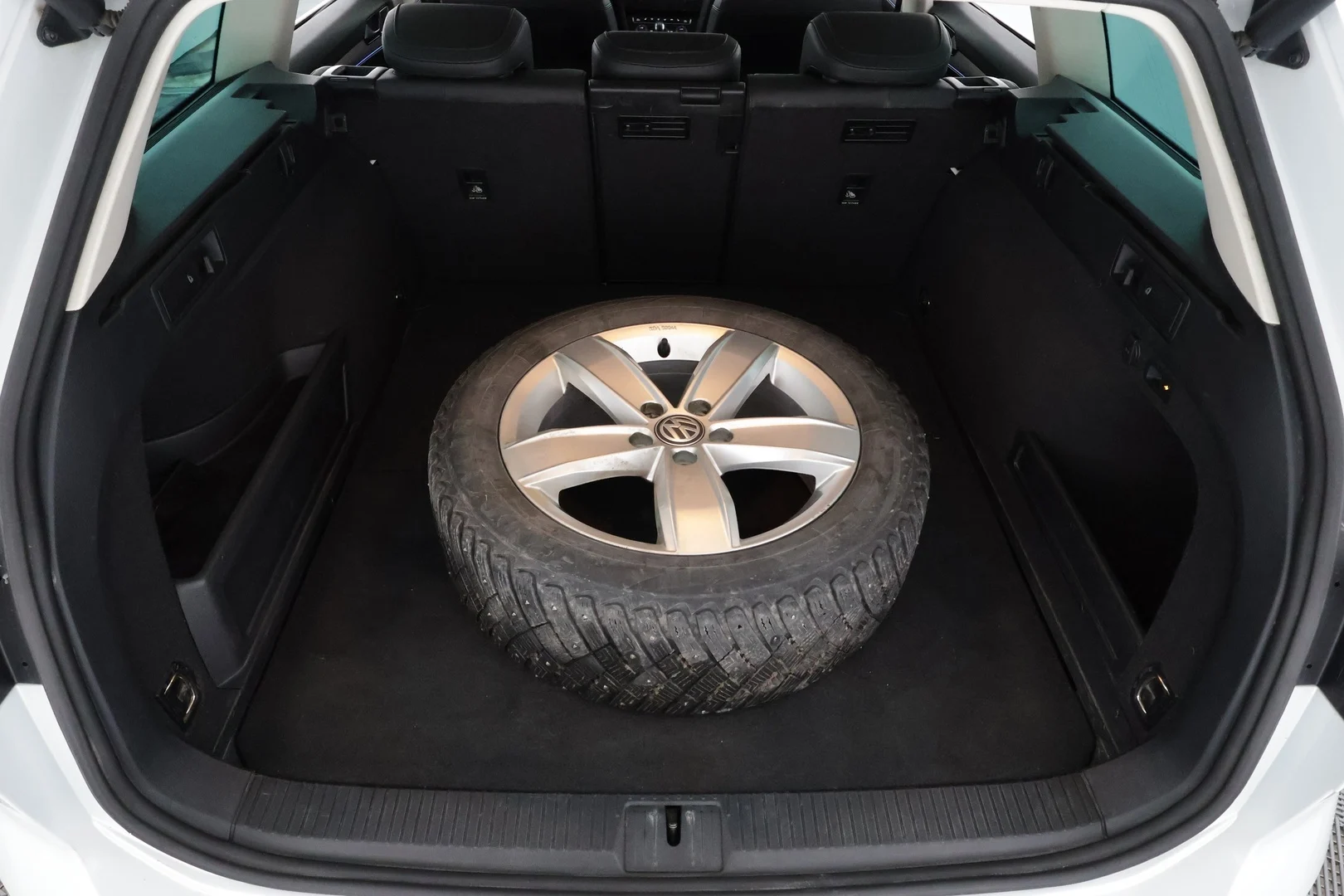 Car Image - 6dtzfnPMRFsophkK1m2tzo