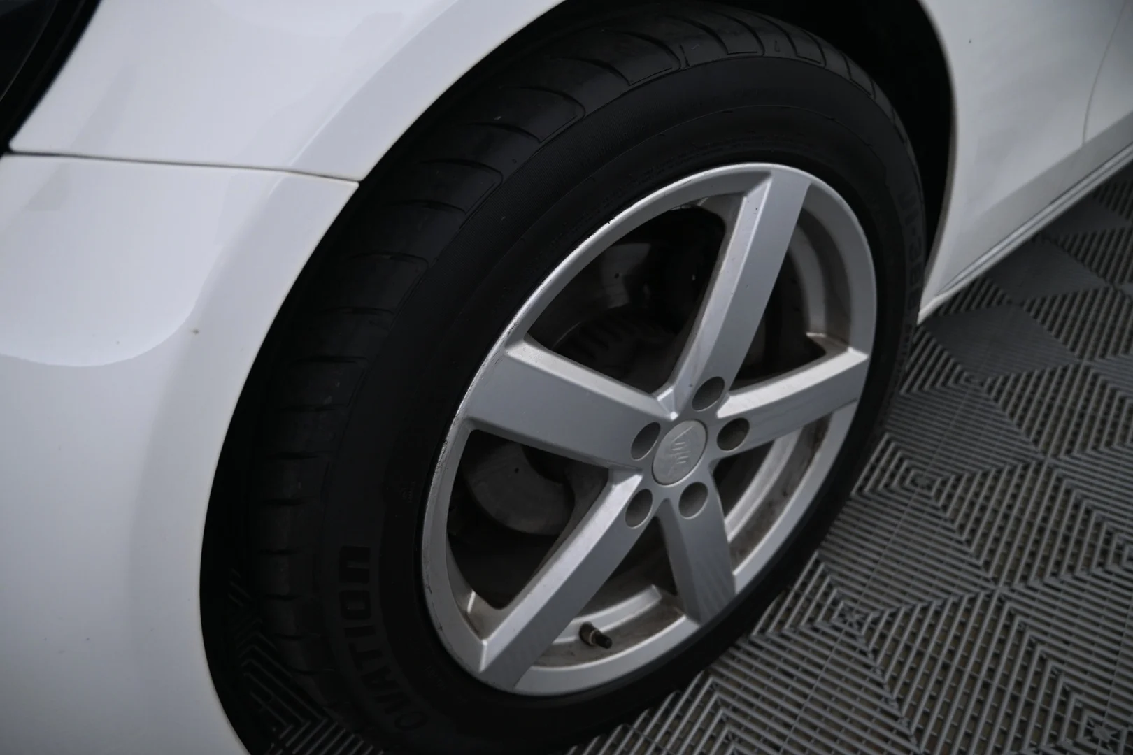 Car Image - 618XF3z8uGljtJzL2kNArI