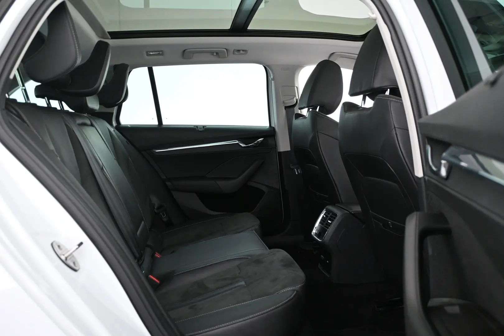 Car Image - Nnej0QBgqaukiV1BwLjWC