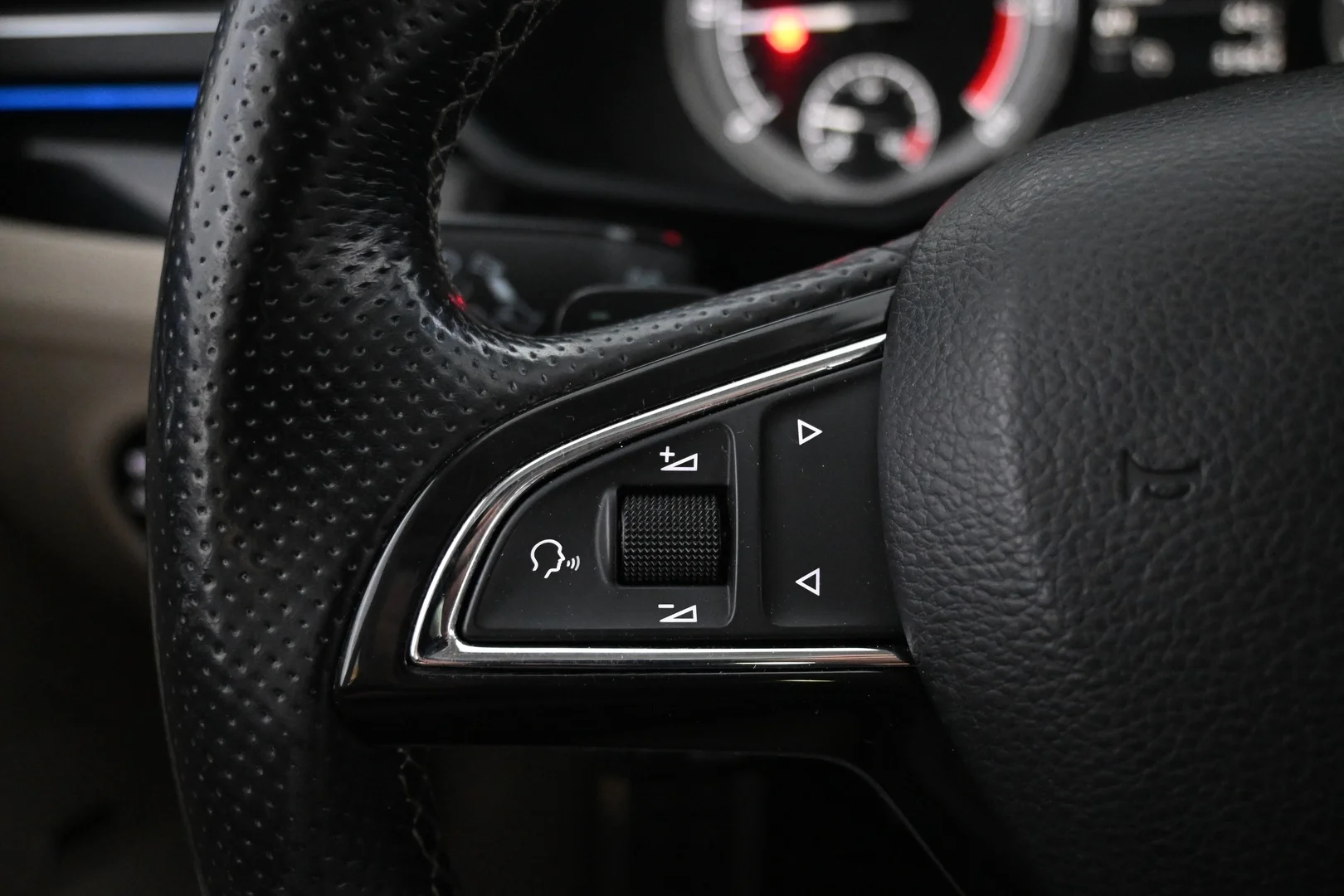 Car Image - 1OH9ZvhYfVXhF1khirKzEz