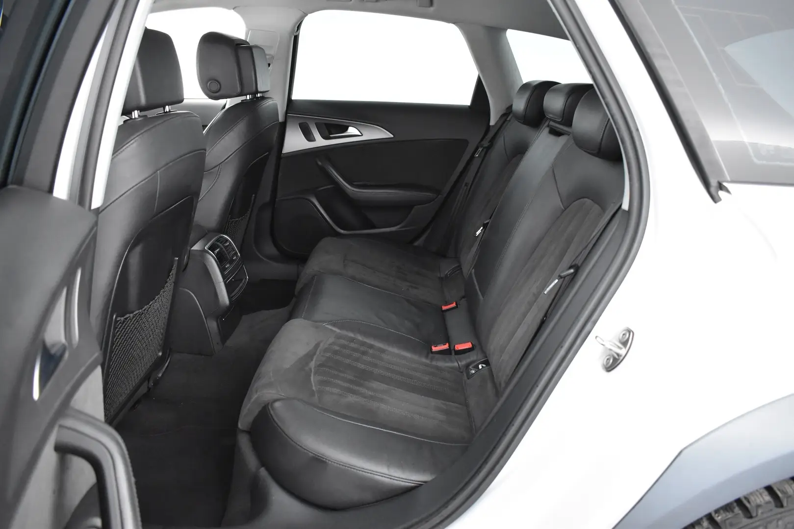 Car Image - s3t8kQRC9e63L09X03sxk