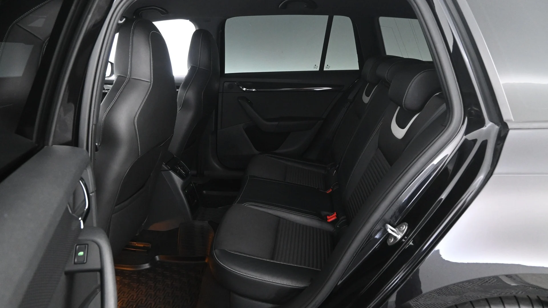 Car Image - 6RiAe7ybm7K2IzxxvSXN7u