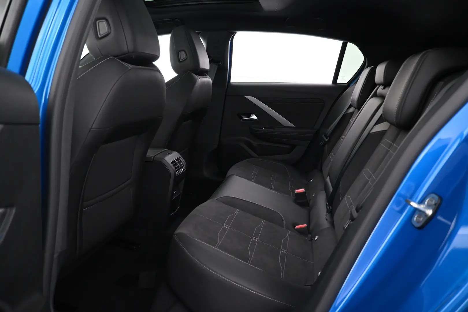 Car Image - e2byUTi1a1cwCr7KkBxIm