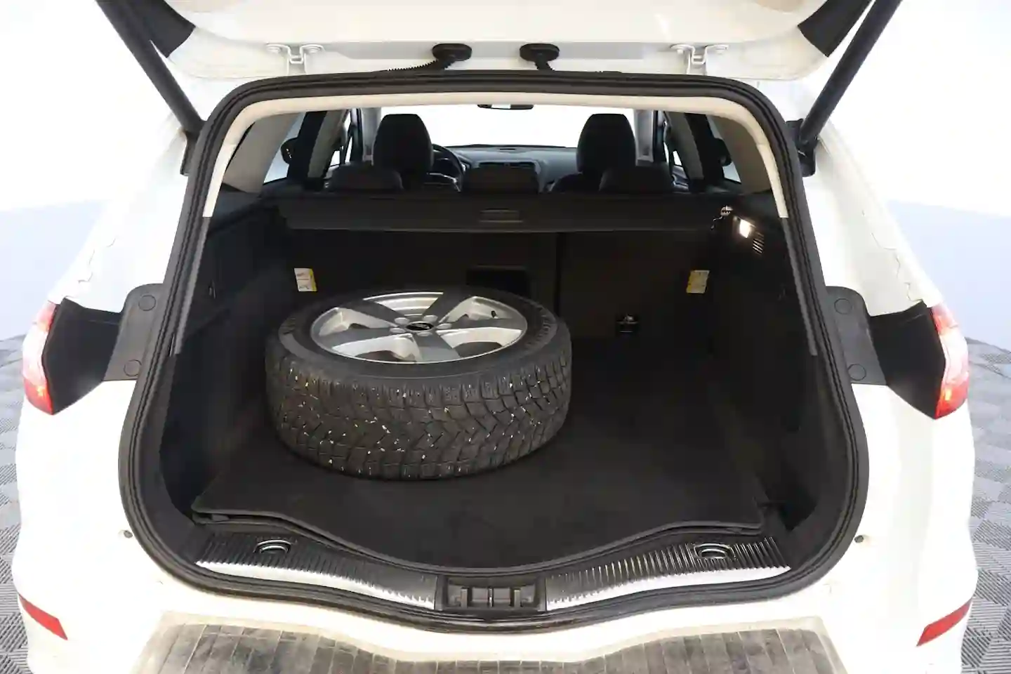 Car Image - 5G723KLFhYW5ch2g9BLFhE