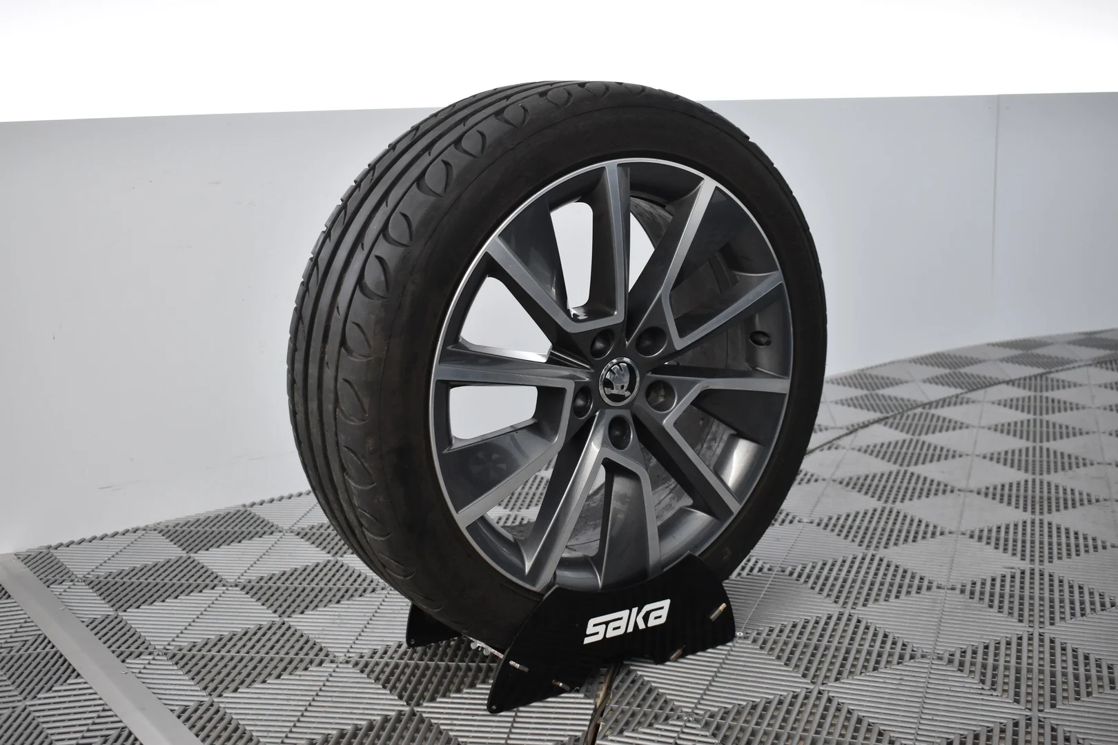 Car Image - Cg4hjLh6uk8RLAhDl5QJV