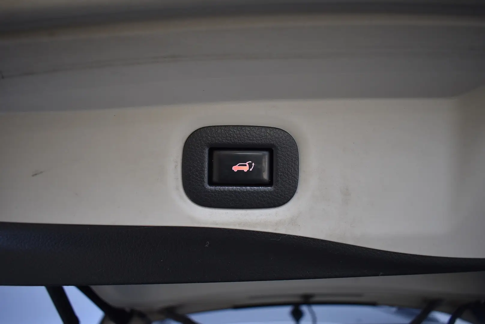 Car Image - 2iQNuvv8Ypr5TEFdVyrJyS