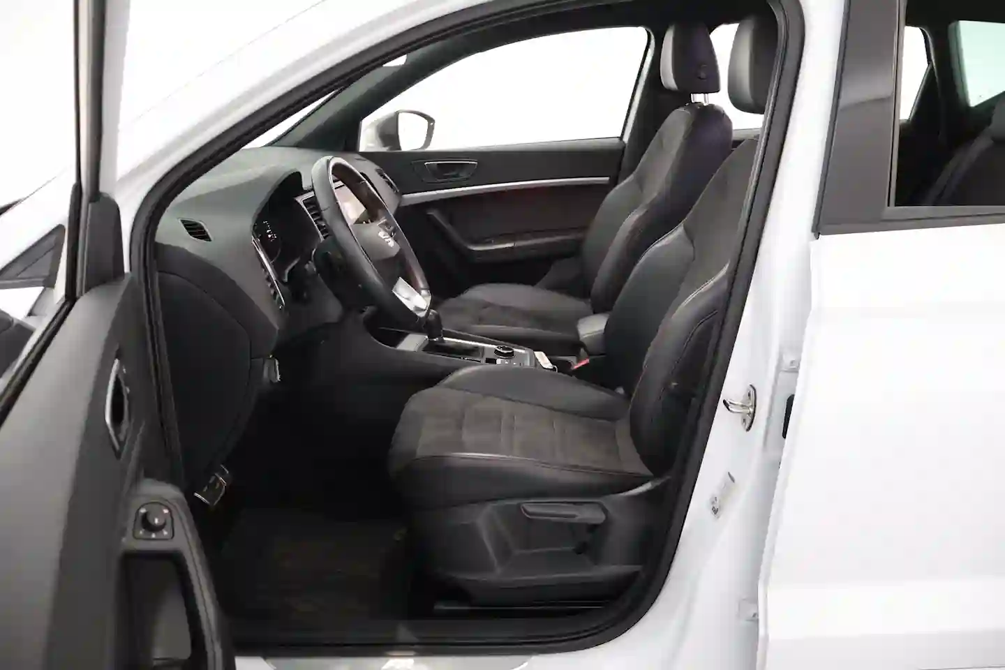 Car Image - 2IDL9CaAIrZQ7dg9oBM20G