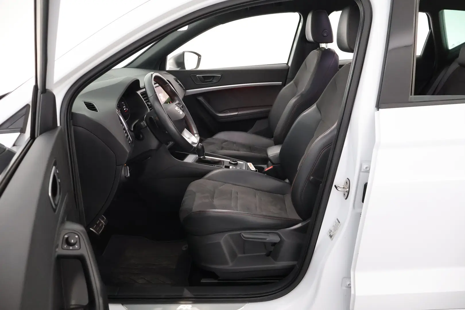 Car Image - 2IDL9CaAIrZQ7dg9oBM20G