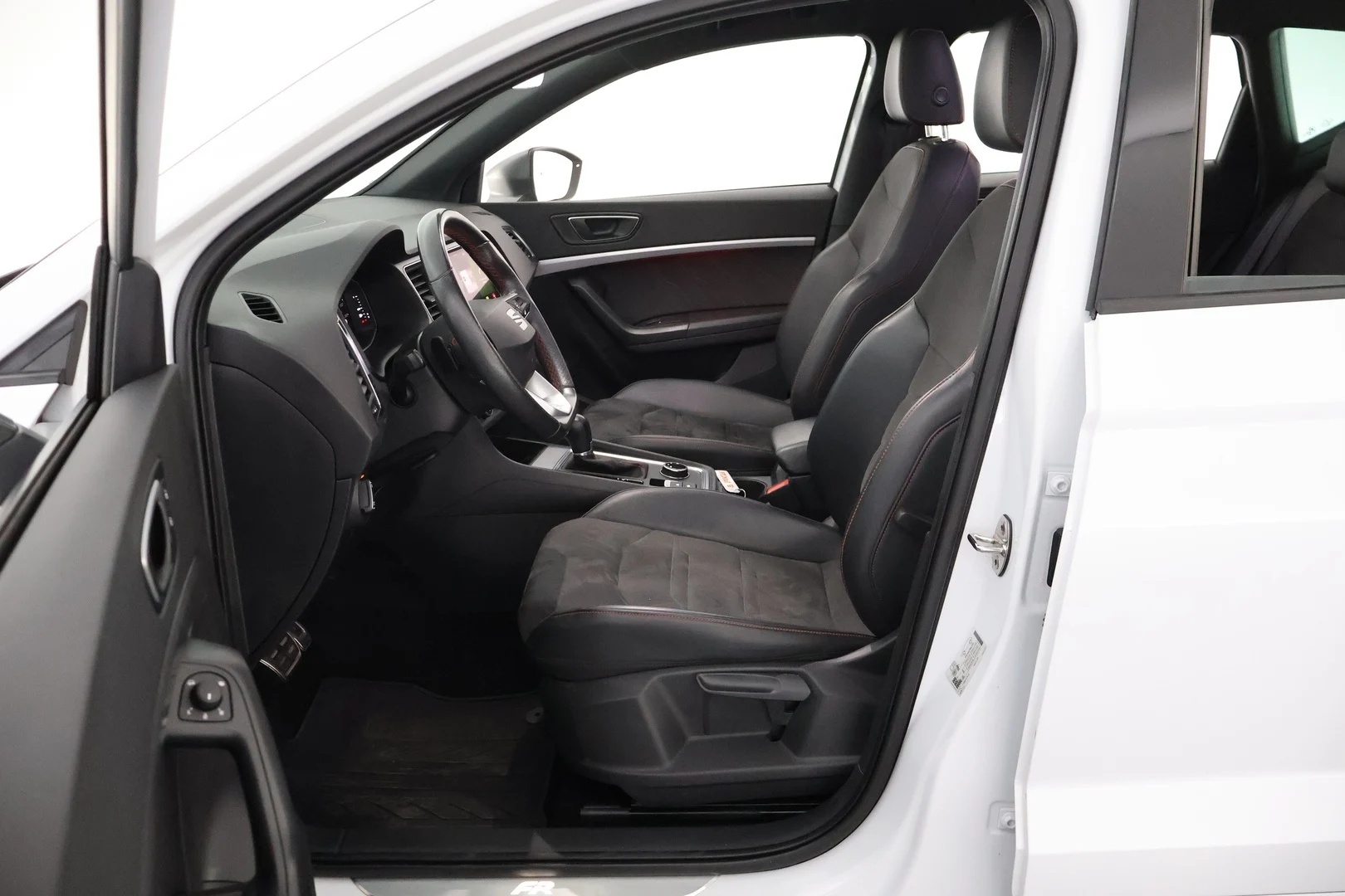 Car Image - 2IDL9CaAIrZQ7dg9oBM20G