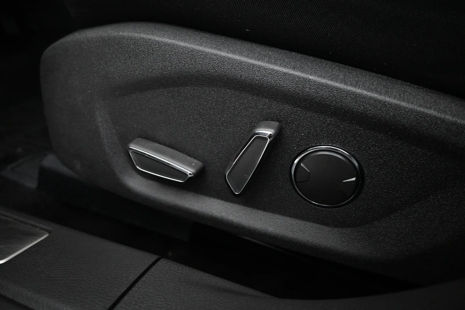 Car Image - 61JXP0tbHtWT9RUb8y07jJ